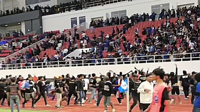 Suasana kerusuhan suporter PSIS dan PSS di stadion Jatidiri Semarang