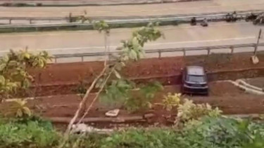 Mobil terperosok di Jalan Tol Limo, Kota Depok