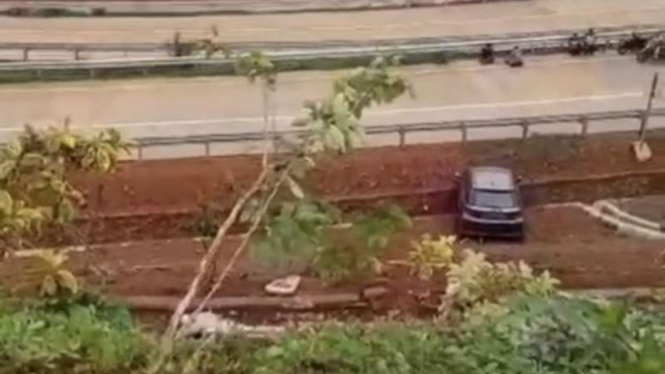Mobil terperosok di Jalan Tol Limo, Kota Depok