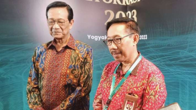 Ketua KASN Agus Pramusinto (kanan) bersama Gubernur DI Yogyakarta Sri Sultan Hamengku Buwono X menjawab pertanyaan awak media di sela-sela acara Anugerah Meritokrasi 2023 di Yogyakarta, Kamis, 7 Desember 2023.
