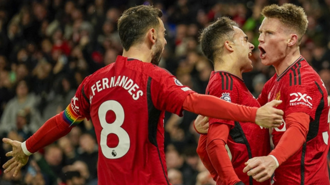 Manchester United merayakan gol