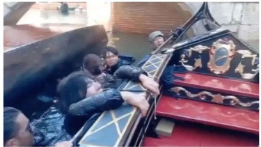 Gondola di Venesia terbalik karena turis selfie