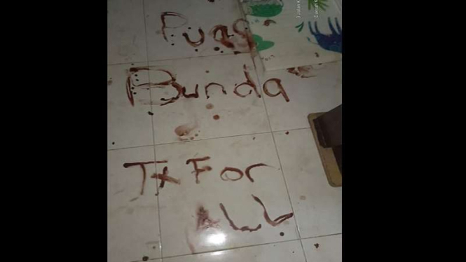 Tulisan Puas Bunda Tx For All di kasus 4 anak tewas di Jagakarsa