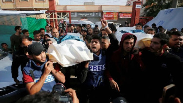 Warga Palestina berduka atas tewasnya wartawan Hassouna Sleem dan Sary Mansour akibat serangan Israel, saat berada di sebuah rumah sakit di Jalur Gaza tengah, Minggu (19/11/2023).