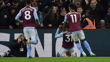 Pemain Aston Villa Leon Bailey rayakan gol