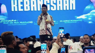 Calon wakil presiden nomor urut 3 Mahfud MD dalam salawat dan istigasah kebangsaan yang juga dihadiri penceramah kondang Ahmad Muwaffiq (Gus Muwaffiq) di Kuala Lumpur, Malaysia, Kamis malam, 7 Desember 2023.