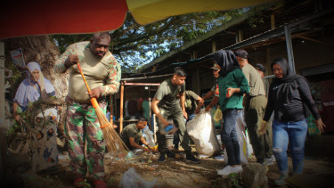 VIVA Militer: Prajurit Yonif 732 Banau serbuan ke Pasar Jailolo.
