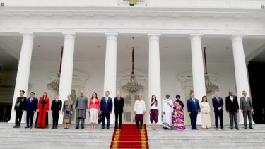 10 duta besar luar biasa dan berkuasa penuh (LBBP) di Istana Negara, Jakarta.
