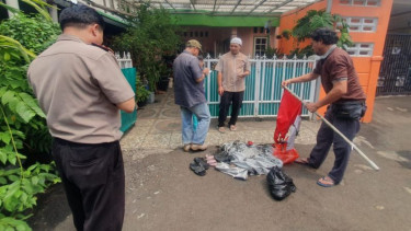 Warga Depok diteror aksi pembakaran misterius.