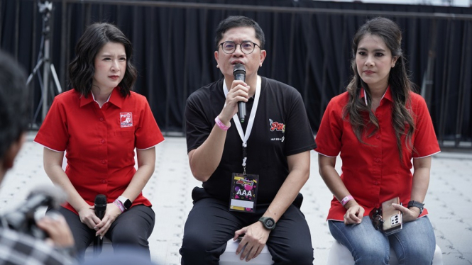 Wakil Ketua Umum (Waketum) PSI, Andy Budiman (tengah)