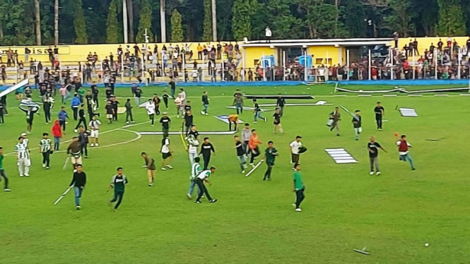 Suporter PSMS Medan terobos lapangan