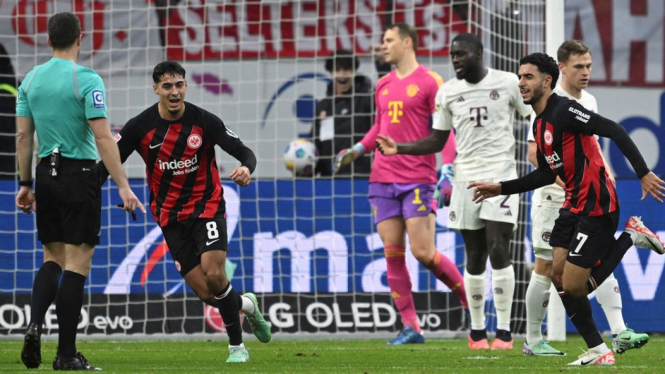 Pemain Eintracht Frankfurt Omar Marmoush jebol gawang Bayern Munich
