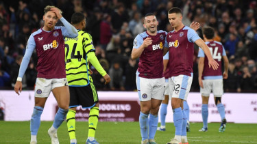 Pemain Aston Villa rayakan kemenangan atas Arsenal
