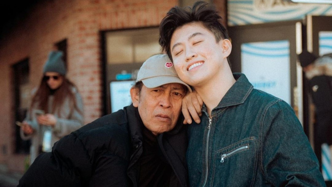 Rich Brian bersama Yayu Unru.