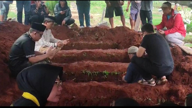 Pemakaman 4 anak yang tewas dikunciin ayahnya