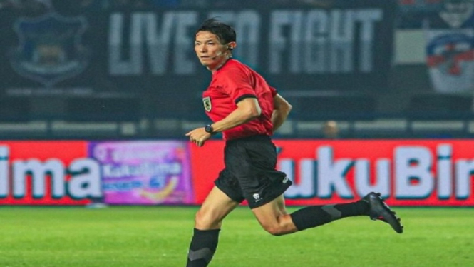 Wasit asal Jepang, Futoshi Nakamura yang pimpin laga Liga 1.