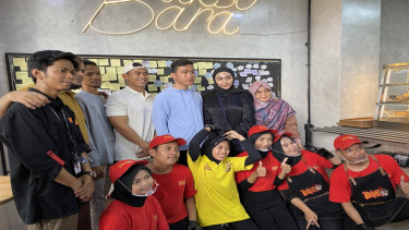 Cawapres Gibran Rakabuming Raka makan bakso di restoran milik Tanboy Kun