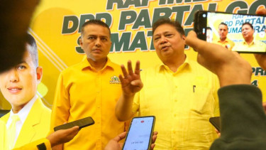 Ketum Partai Golkar Airlangga Hartarto (kanan).