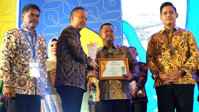 Menperin memberikan penghargaan Apresiasi Resilience and Sustainable Industry