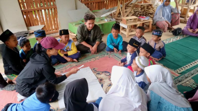 Mahasiswa Politeknik Kesejahteraan Sosial (Poltekesos) Bandung sedang praktikum.