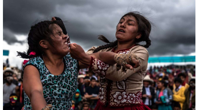 Tradisi adu jotos Takanakuy di Peru.