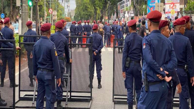 Ribuan personel gabungan jaga KPU guna pengamanan debat perdana Pilpres 2024.
