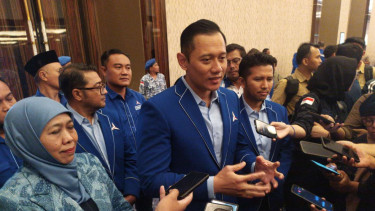 Ketua Umum Demokrat AHY bersama Khofifah dan Emil Dardak