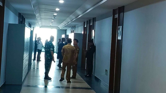 Petugas kepolisaan dalam melakukan pemeriksaan terkait penemuan mayat di Kampus 
