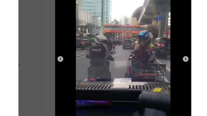 Mobil ambulance dihentikan polisi