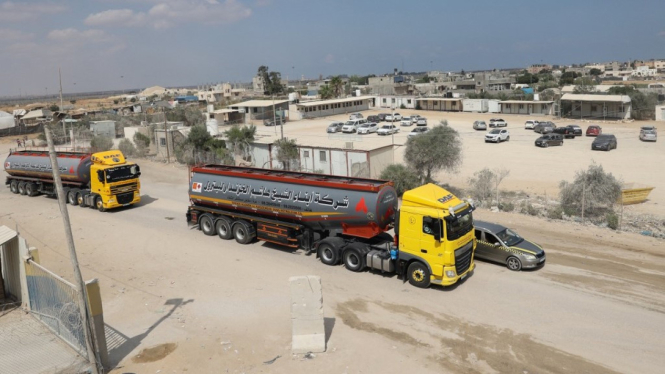 Bantuan kemanusiaan memasuki Gaza melalui Kerem Shalom.