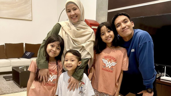 Natasha Rizky, Desta dan ketiga anaknya.