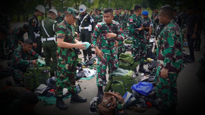 VIVA Militer: PM periksa pasukan Satgas Yonif 631 Antang.