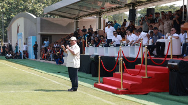 Prabowo Rasakan Terik Matahari bersama Para Garuda Sepak Bola Indonesia
