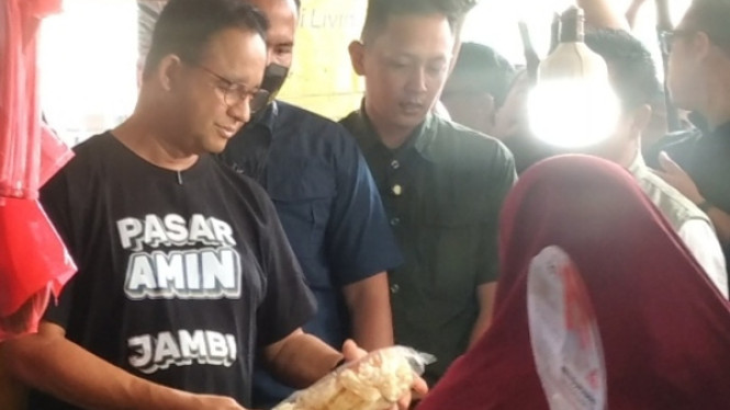 Capres Anies Beli Kerupuk di Pasar Angso Duo Jambi