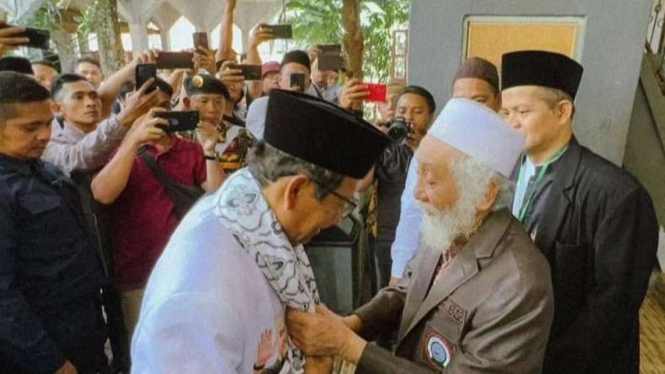 Calon wakil presiden nomor urut 3 Mahfud MD menemui ulama karismatik asal Banten KH Ahmad Muhtadi Dimyati atau Abuya Muhtadi di Pondok Pesantren Roudlotul Ulum, Cidahu, Pandeglang, Banten, Rabu, 13 Desember 2023.