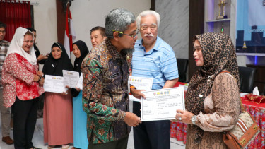 Warga terdampak proyek jalan tol Semarang-Demak Seksi 1 menerima dana kerohiman, Kamis, 14 Desember 2023.