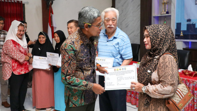 Warga terdampak proyek jalan tol Semarang-Demak Seksi 1 menerima dana kerohiman, Kamis, 14 Desember 2023.