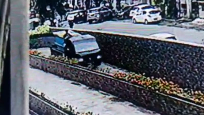 Mobil bak terbuka yang diduga angkut boks mayat.