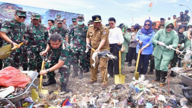 KSAD Jenderal Maruli Simanjuntak Sisir Sampah di Pantai Borkal