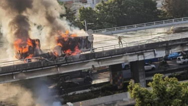 Truk terbakar di tol dalam kota