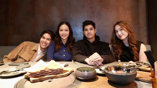 Pose Al Ghazali dan Laura Moane bersama Maia Estianty serta El Rumi