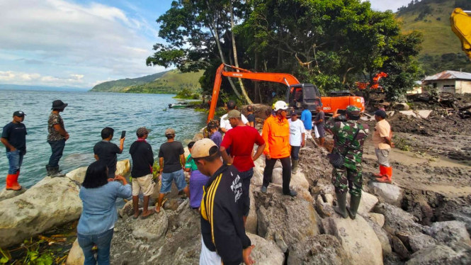  Tim SAR gabungan saat melakukan pencarian korban banjir bandang di Humbahas