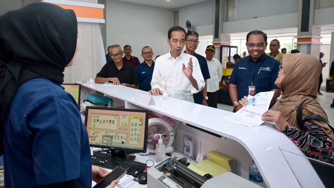 Presiden Joko Widodo meninjau langsung penyaluran BLT El Nino