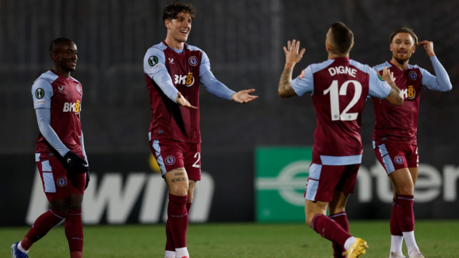 Pemain Aston Villa rayakan gol