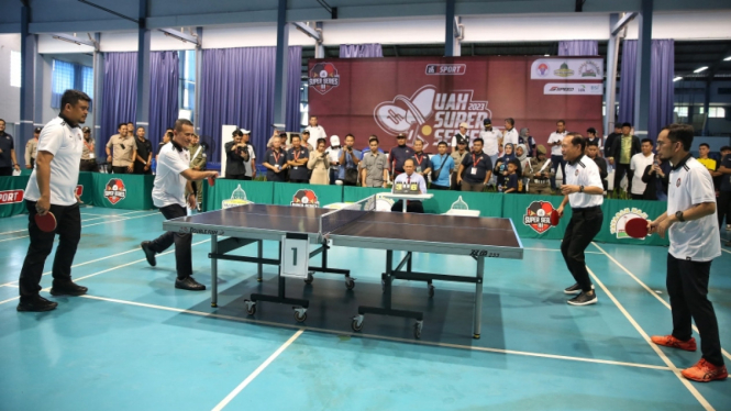 Tenis meja Ustadz Adi Hidayat lawan Bobby Nasution