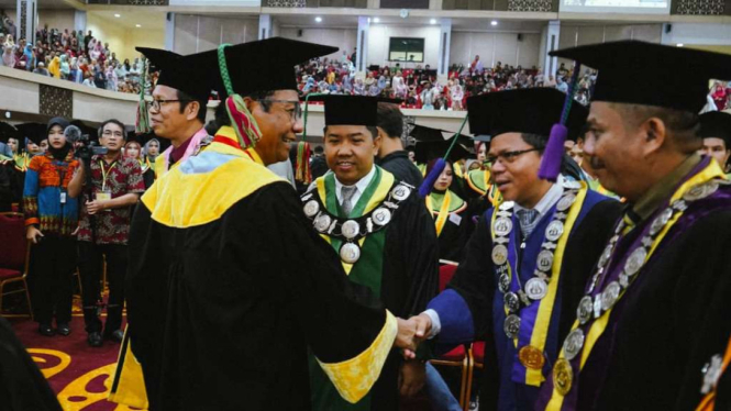 Menteri Koordinator Bidang Politik, Hukum, dan Keamanan Mahfud MD menyampaikan orasi ilmiah Universitas Negeri Padang, Sumatra Barat, Minggu, 17 Desember 2023.