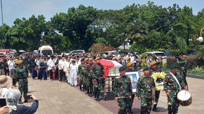 Jenazah Mantan Menteri Energi dan Pertambangan RI, Kuntoro Mangkusubroto saat tiba di Taman Makam Pahlawan (TMP) Kalibata.