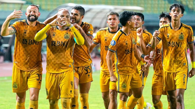 Pemain Bhayangkara Fc merayakan gol