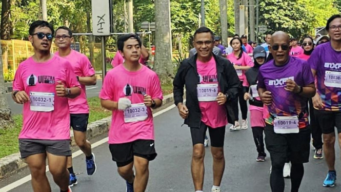 mantan Menteri Perindustrian, Saleh Husin ramaikan UI Ultra Marathon.