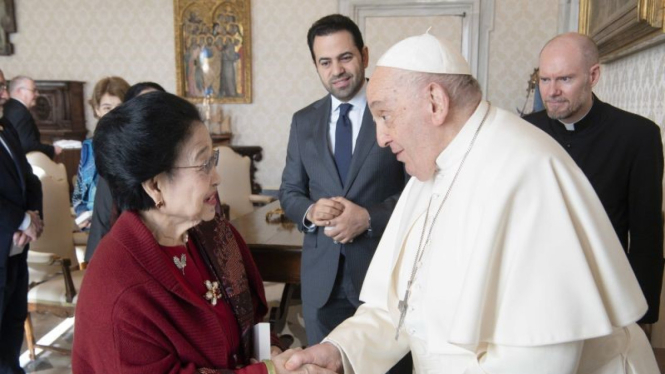 Presiden Kelima RI Prof Dr (HC) Megawati Soekarnoputri bertemu dengan Paus Fransiskus di Istana Apostolik, Vatikan, pada Senin (18/12/2023). 